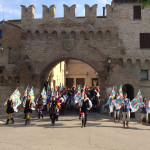 La parata della Lega Italiana Sbandieratori a Corinaldo