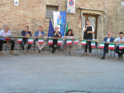 Il consiglio comunale svolto in piazza V.Emanuele II a Castelleone di Suasa