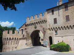 Un tratto delle mura antiche di Corinaldo restaurate