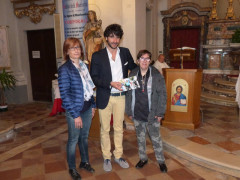 L'omaggio di Corinaldo a Michele Scarponi: da sx Raffaela Fratini, Matteo Principi e Lucia Pelinga