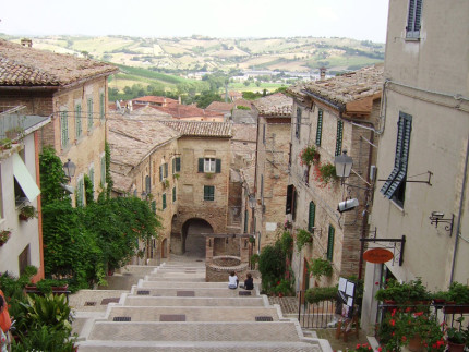 La piaggia di Corinaldo, la celebre scalinata con il pozzo della Polenta