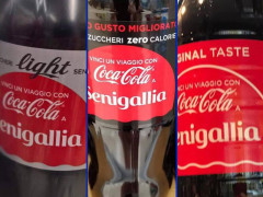 Le bottiglie della Coca Cola che riportano il nome di Senigallia