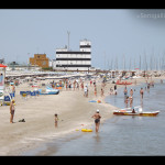 La spiaggia di Senigallia d'estate: ombrelloni e bagnanti