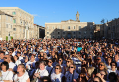 Il grande coro al CaterRaduno 2017 in piazza Garibaldi a Senigallia