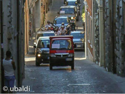 Ostra protesta contro Storoni