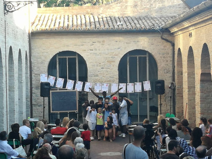 Foto di repertorio dello spettacolo Human a Senigallia, nell'ambito del progetto Migrarti Land