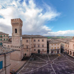 Ostra, torre civica e piazza dei Martiri
