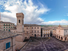 Ostra, torre civica e piazza dei Martiri