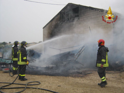 I Vigili del fuoco impegnati a spegnere l'incendio a Ostra Vetere