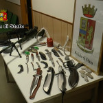 I Coltelli ed i fucili sequestrati