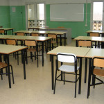 Banchi di scuola, classe, aula scolastica