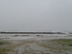 La neve cade su Senigallia, vista dal Cesano