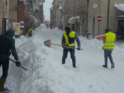 Migranti spalano neve ad Arcevia