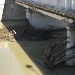 Lavori di pulizia del letto del fiume Misa a Senigallia, sotto i piloni del ponte Garibaldi