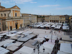 Il mercato in piazza Garibaldi, dicembre 2016