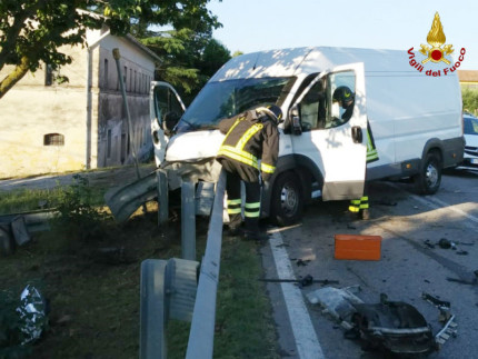 Incidente sull'Arceviese: furgone contro guard-rail