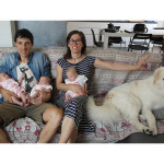 La famiglia Verdini: Tommaso ed Eleonora con le tre gemelline e il loro cane