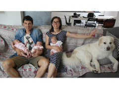La famiglia Verdini: Tommaso ed Eleonora con le tre gemelline e il loro cane