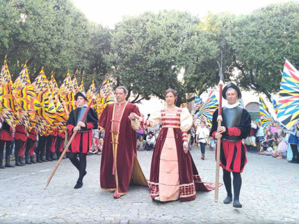 Coppia ducale al corteggio storico alla Contesa del Pozzo della Polenta di Corinaldo