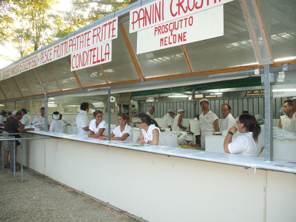 Stand gastronomici della Sagra delle Pappardelle al Cinghiale a Casine di Ostra