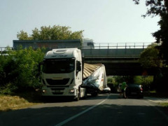 Incidente lungo strada della Bruciata a Senigallia, camion con rimorchio danneggiato sotto ponte A-14