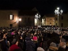 Fiaccolata a Senigallia dopo la tragedia della Lanterna Azzurra di Corinaldo