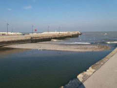 Senigallia, un isolotto di ghiaia spunta nel porto canale