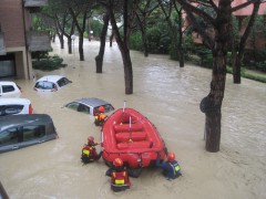 Alluvione a Senigallia - Vigili del Fuoco in gommone