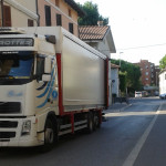 Mezzi pesanti in sosta in via Petrarca, a Senigallia