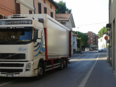 Mezzi pesanti in sosta in via Petrarca, a Senigallia