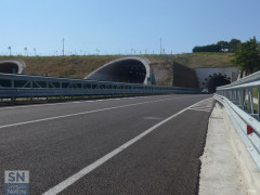 La complanare, tratto sud, aperta il 26 agosto 2016 (direzione nord). Le gallerie dell'autostrada A14 e, a destra,quella della complanare