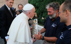 Roberto Rabboni consegna la statua della Madonna di Loreto a Papa Francesco