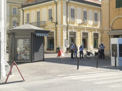 Vigilesse della Polizia Municipale informano pedoni e ciclisti lungo corso II Giugno