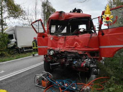 Incidente stradale tra due mezzi pesanti sulla strada Arceviese a Serra de' Conti