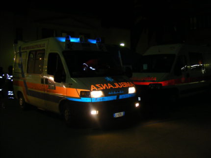 Un'ambulanza in azione di notte