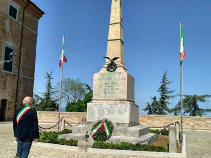 Monumento ai caduti Ostra Vetere