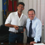 Maurizio Mangialardi, con Enrico Giacomelli, mentre prova la firma grafometrica