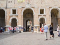 Sit-in in piazza Roma
