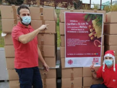 Alcuni ragazzi del Sì con te lo scorso Natale nel momento della consegna alla Caritas dei 96 pacchi dono