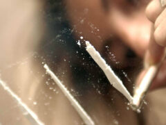 strisce di cocaina, droga, sostanze stupefacenti