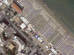 Veduta aerea di un tratto del lungomare e della spiaggia di Senigallia