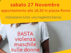 Camminata per le vie del centro di Senigallia indossando una maglietta bianca con una scritta per dire basta alla violenza maschile contro le donne