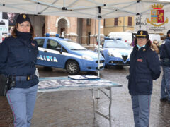 Polizia in piazza Roma a Senigallia nella giornata contro la violenza sulle donne