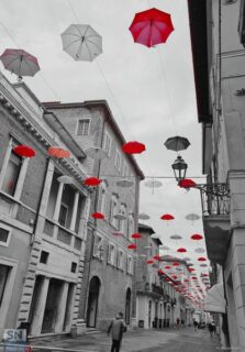 Senigallia contro la violenza sulle donne - Ombrelli in rosso e grigio - Foto di Marika Berardinelli