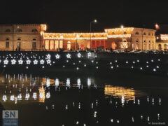 Addobbi decorano il fiume Misa di Senigallia - Le luci di Natale - Foto di Marika Berardinelli