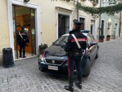 Carabinieri davanti al locale con distributori automatici in via Fagnani