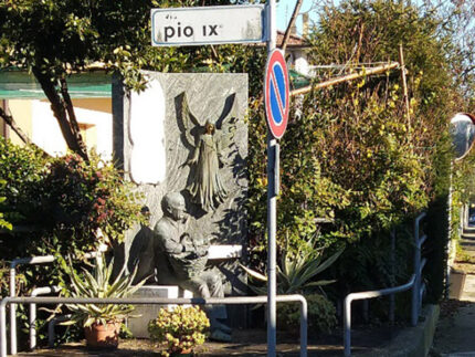 Monumento in bronzo del cestaio Ferruccio Tarsi.