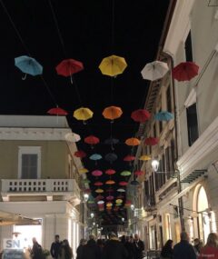 Ombrelli colorati sul corso di Senigallia - Aspettando la pioggia - Foto di Paola Pongetti