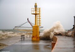 Il mare sul faro del molo di levante