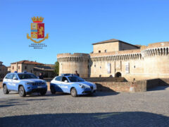 Polizia in piazza del Duca, davanti alla Rocca Roveresca